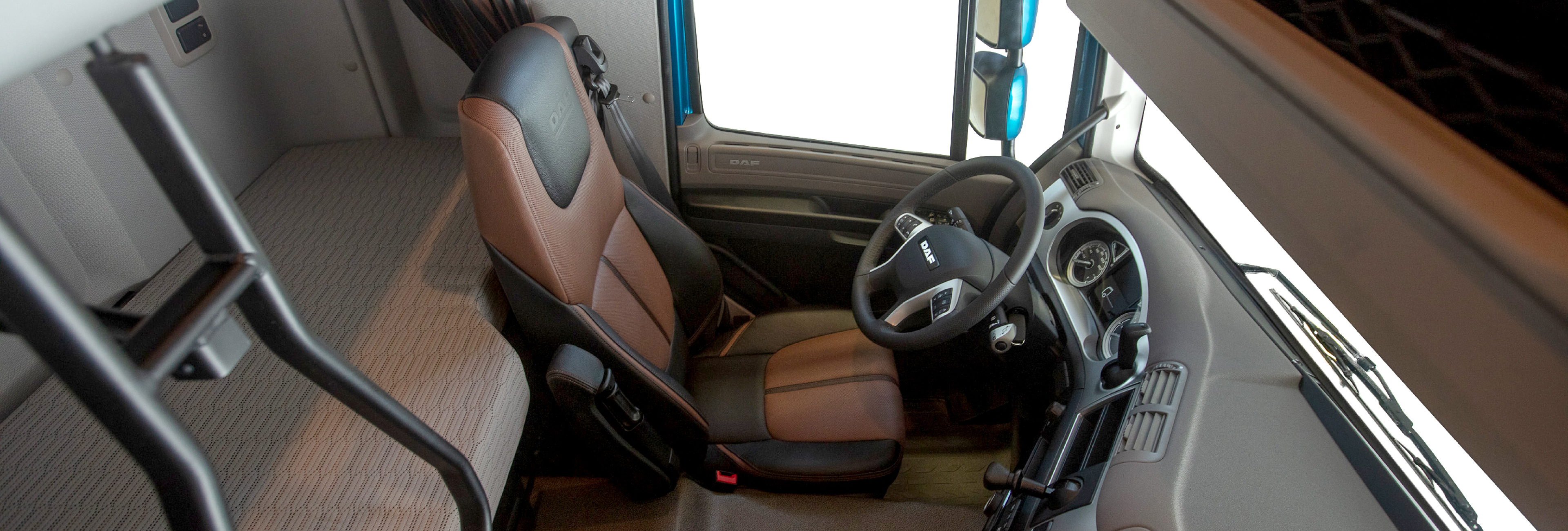 Hero-Header-Large-3840x1300-DAF-CF-Interno-2