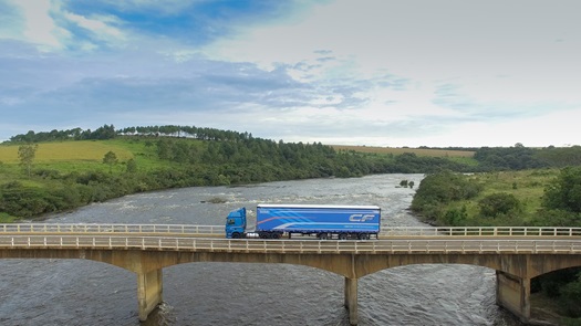 Novo DAF CF FTS 6x2 Trator Rodoviário passando por ponte