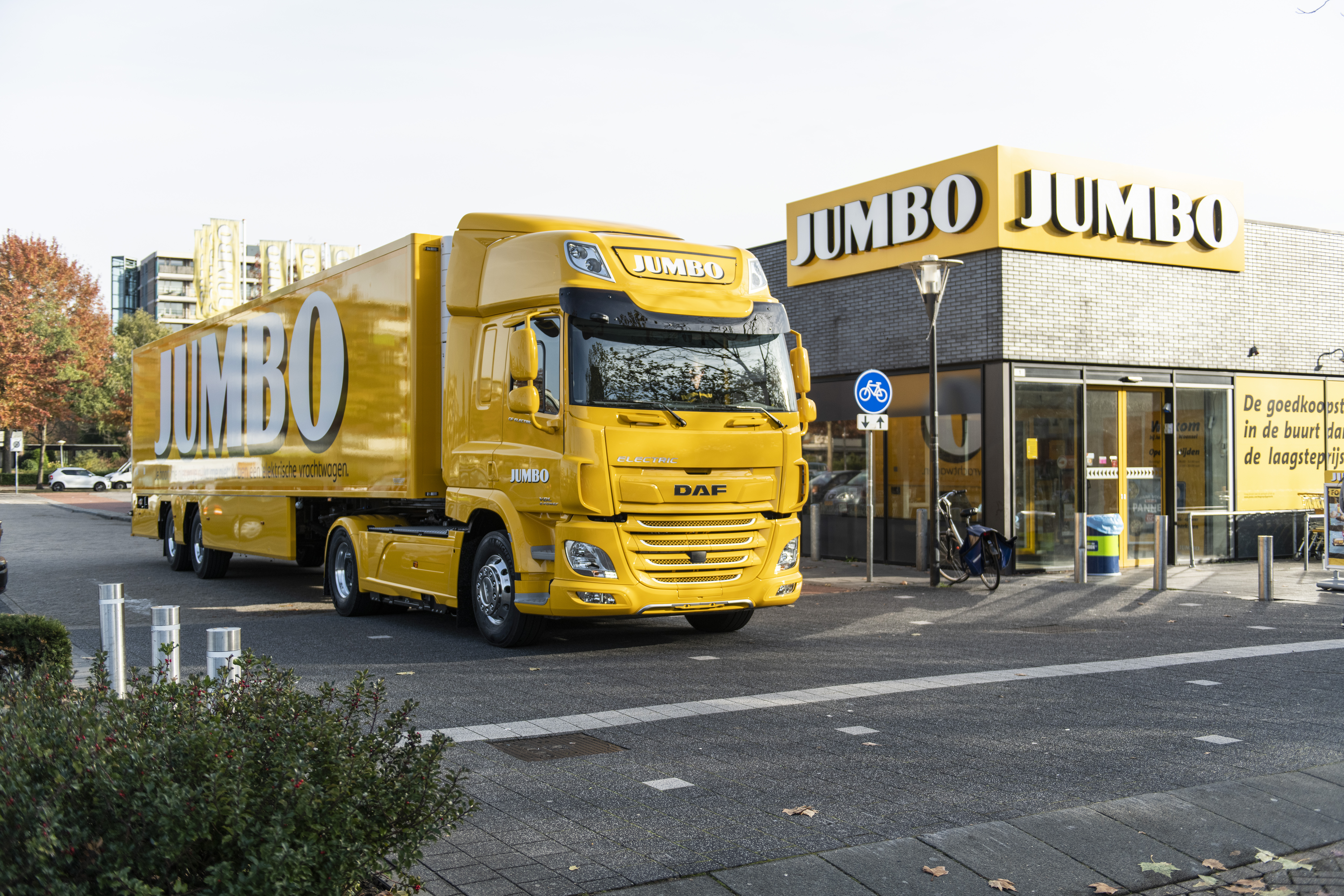 Jumbo takes delivery of first DAF CF Electric